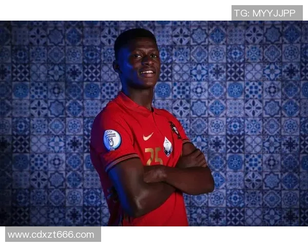 曼联小将阿马斯：努诺-门德斯可能是世一左，我会仿照他踢球